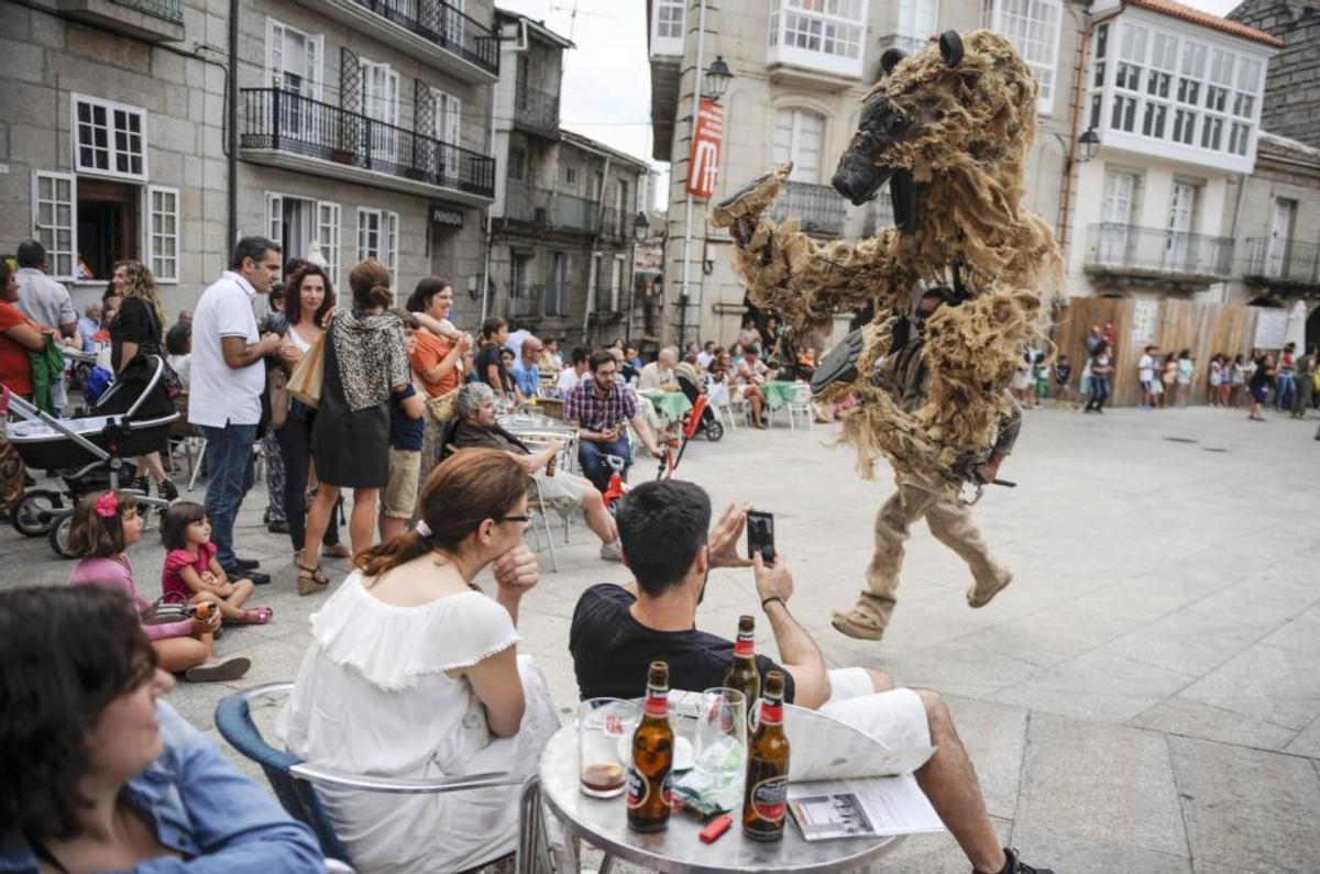 Actuación al aire libre en la Mostra Internacional de Teatro (MIT).
