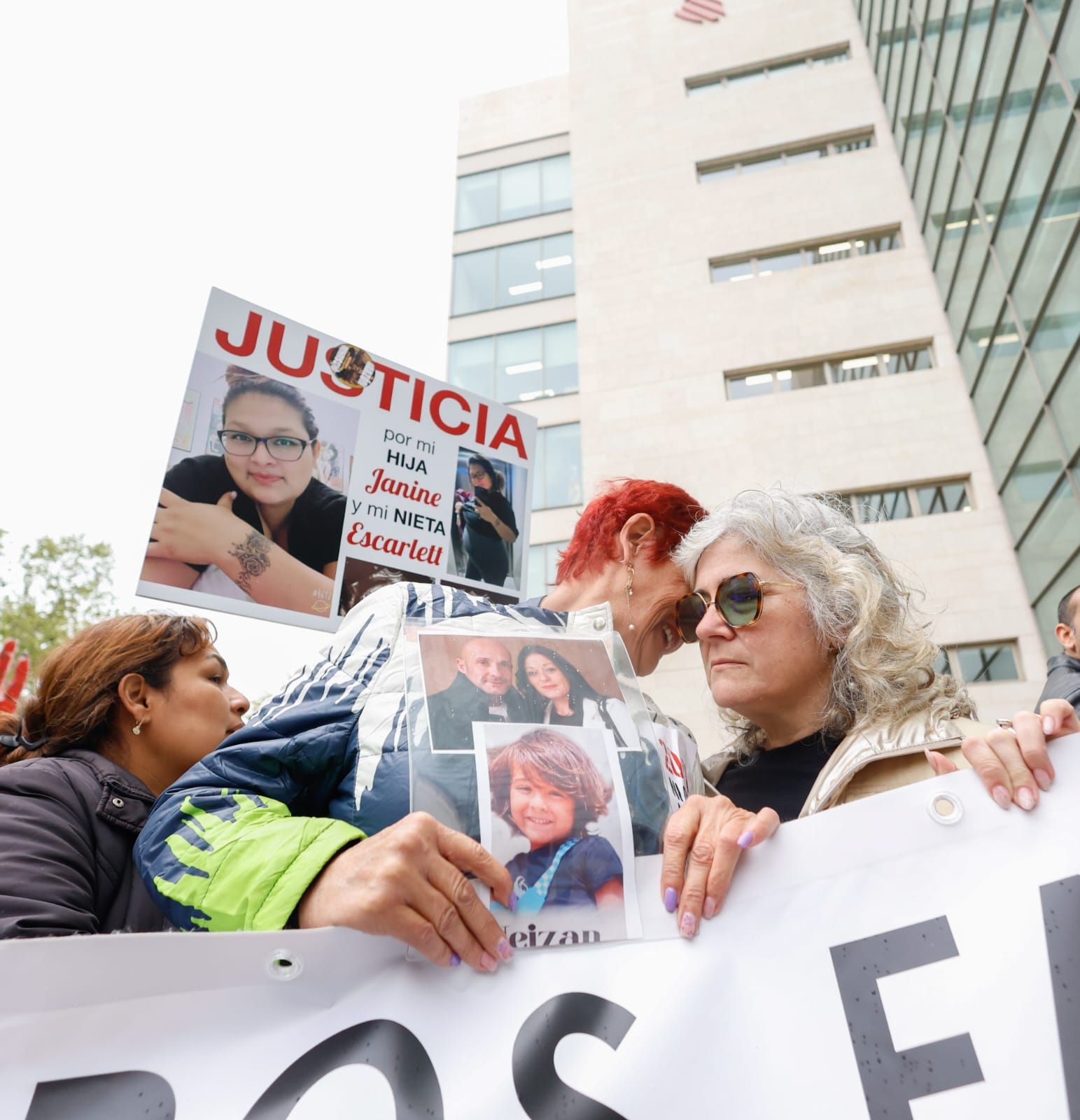 Todas las imágenes de la llegada de Pradas y Argüeso para declarar como imputados por la gestión de la dana