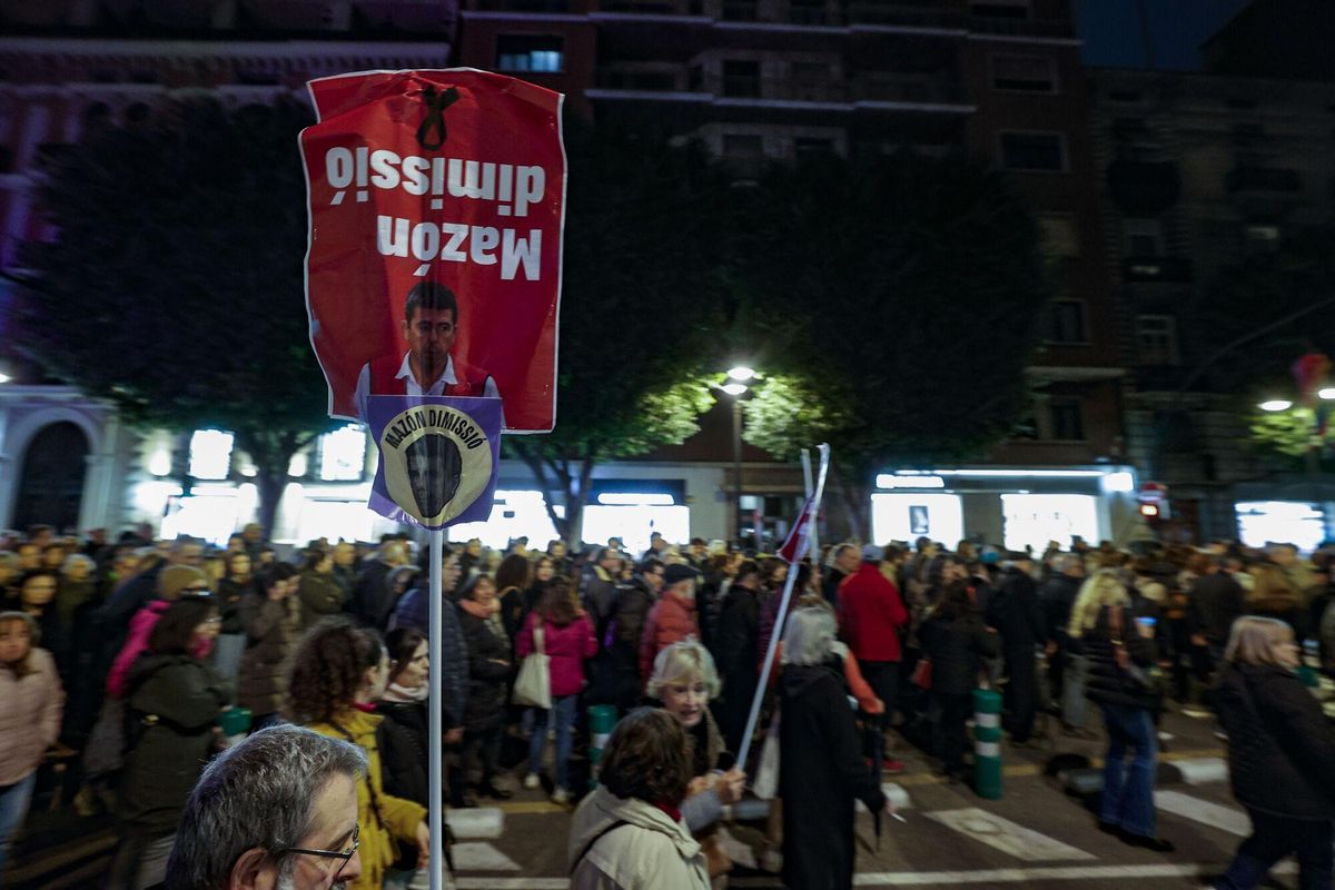 GRAFCVA5894. VALÈNCIA, 01/03/2025.- Miles de personas se han manifestado este sábado en la quinta manifestación convocada por entidades cívicas, sociales y sindicales bajo el lema Mazón dimisión, para exigir la salida del president de la Generalitat tras su criminal gestión de la tragedia, y cuya cabecera la abrían las asociaciones de víctimas de la dana del 29 de octubre. EFE/Manuel Bruque