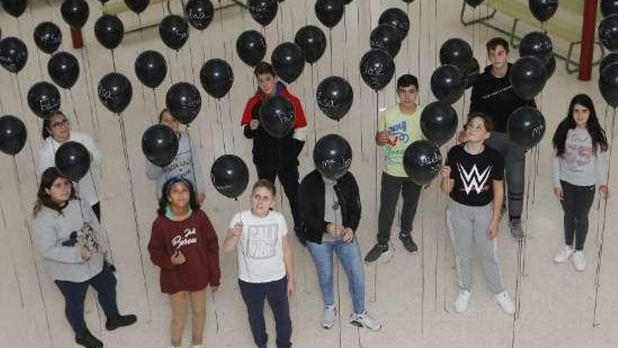 Los alumnos de igualdad, con los globos ayer. // Ricardo Grobas