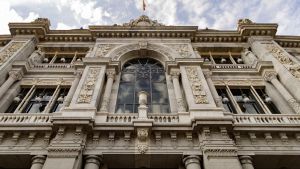 Fachada del edificio del Banco de España situada en la confluencia del Paseo del Prado y la madrileña calle de Alcalá.