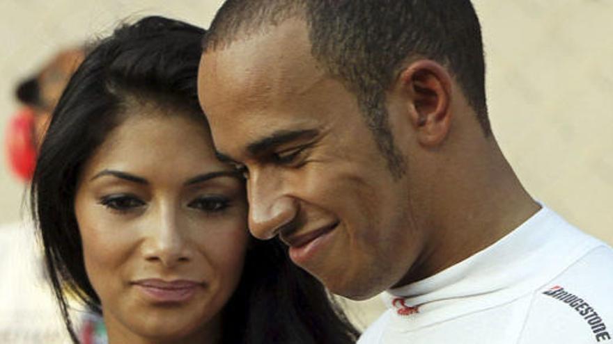 Lewis Hamilton junto a su novia.