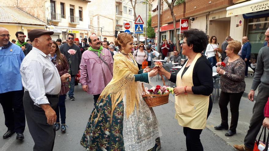 Las Reinas de las Fiestas reparten más de 2.000 claveles en la Fiesta de la Flor