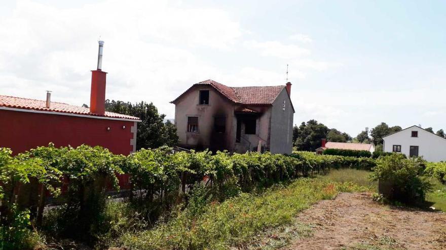 Casa incendiada en Cambados. // A. M