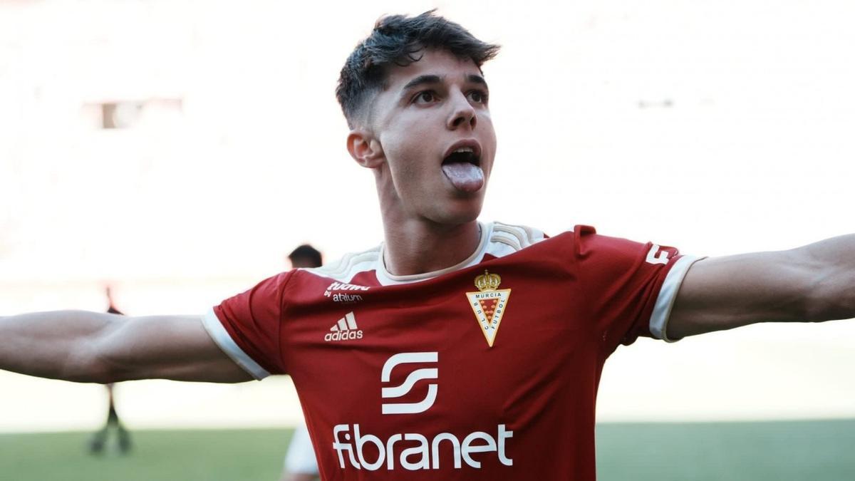 Arnau Solà jugando con el Real Murcia