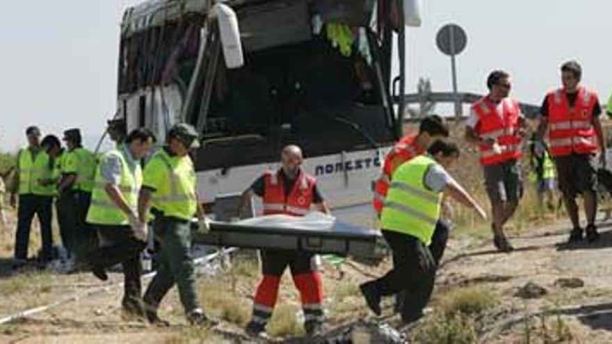 Tres muertos y 11 heridos al volcar un autobús en una rotonda de Miajadas