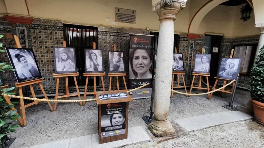 Feafes Extremadura conciencia sobre salud mental en su exposición &#039;Miradas&#039;