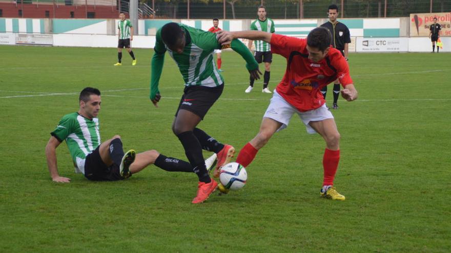 Feixas i Tidiane, davant un jugador de l&#039;Ascó