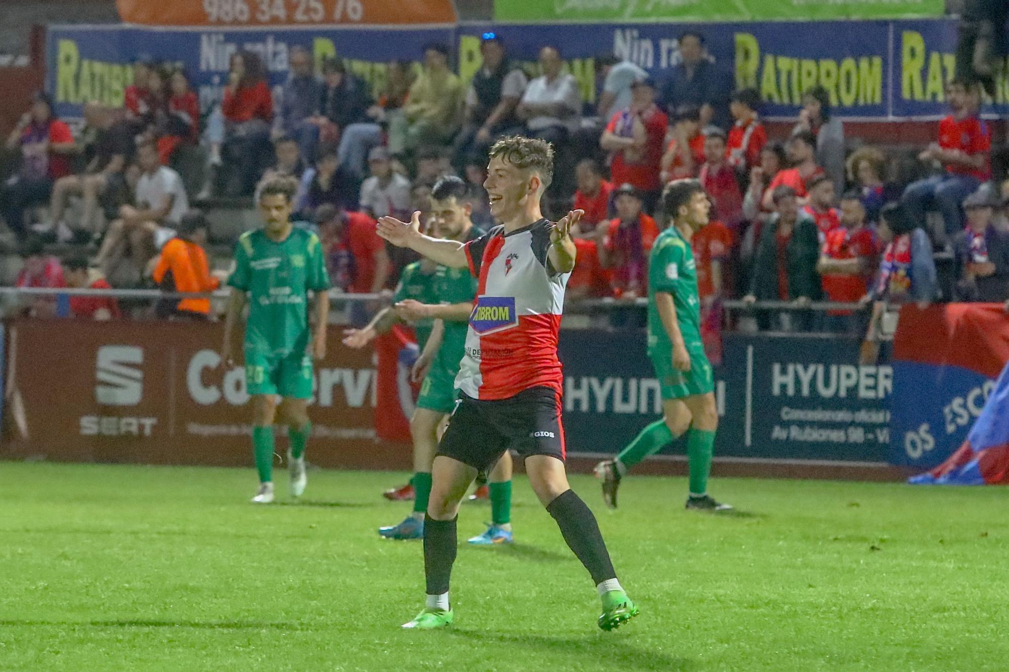 A Lomba vive una fiesta del fútbol con final feliz para el Arosa ante la UD Ourense (3-0)