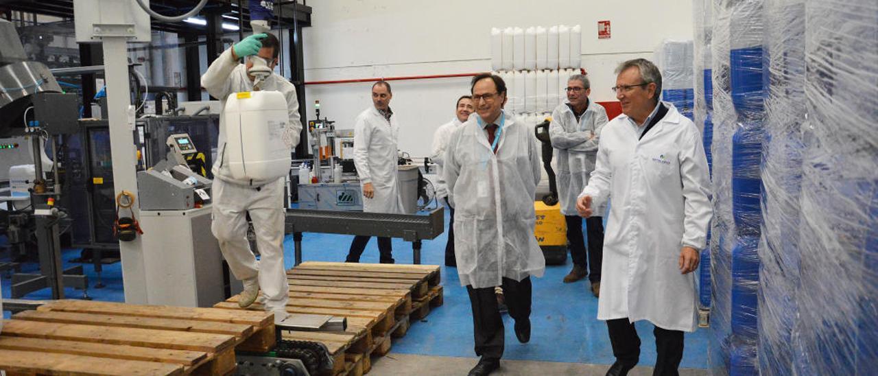 El conseller Vicent Soler y Ramón Bertó, el viernes durante el recorrido por las instalaciones.