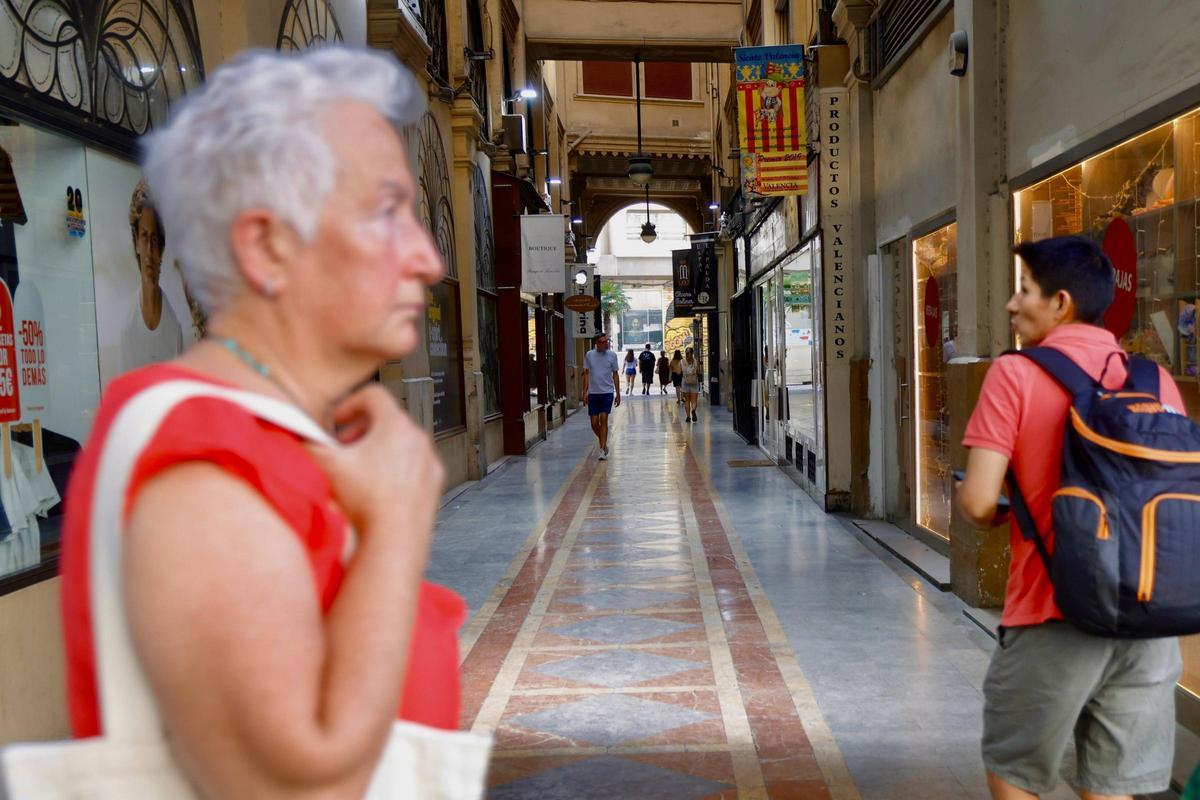 Los pasajes comerciales de València, un pedacito de la ciudad en las manzanas vecinales