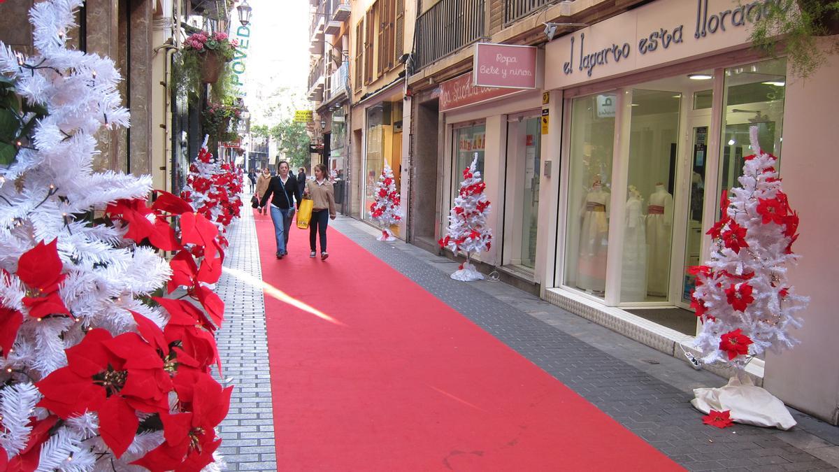 Gente pasea por una céntrica calle de Murcia en Navidad