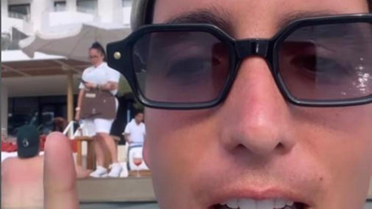 Fragmento del vídeo en el que Xuso Jones en la piscina grabando el vídeo.