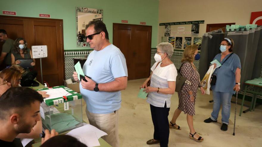 Votantes en una mesa electoral, el domingo, en Málaga.