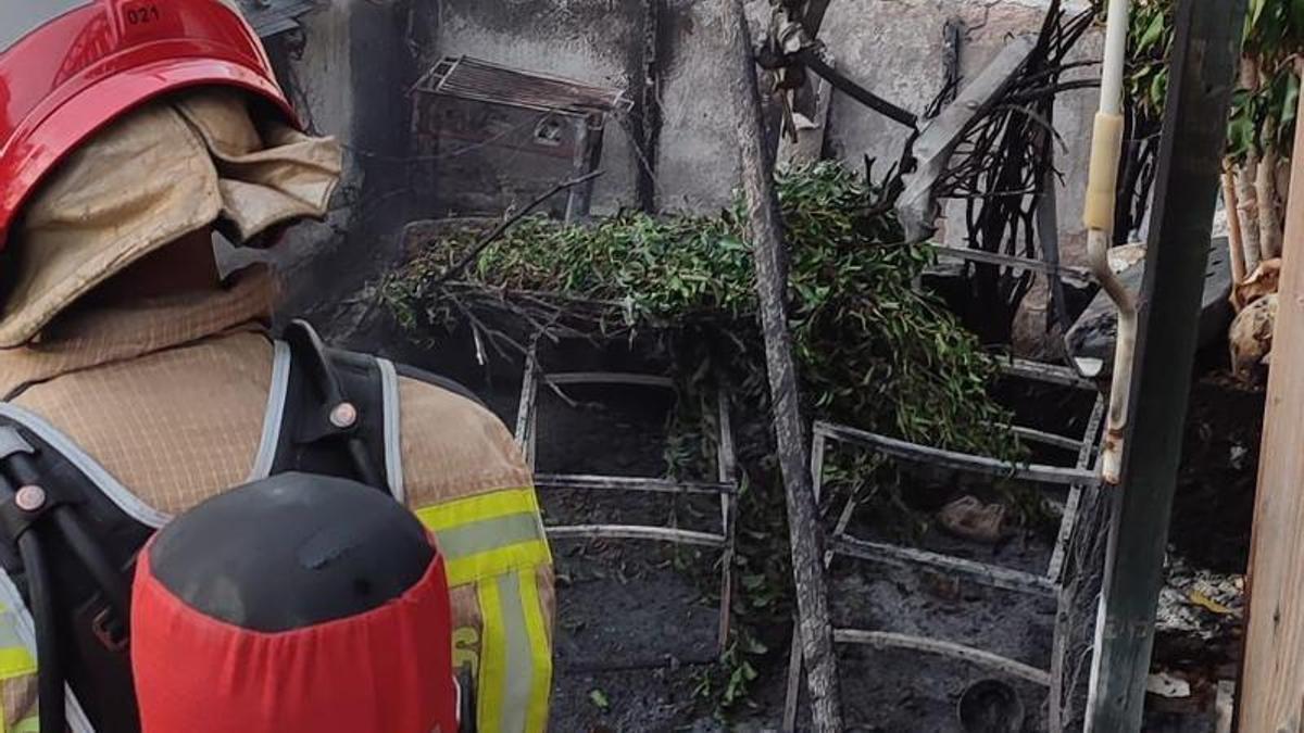 Los bomberos en el incendio registrado en Maestro Caballero.