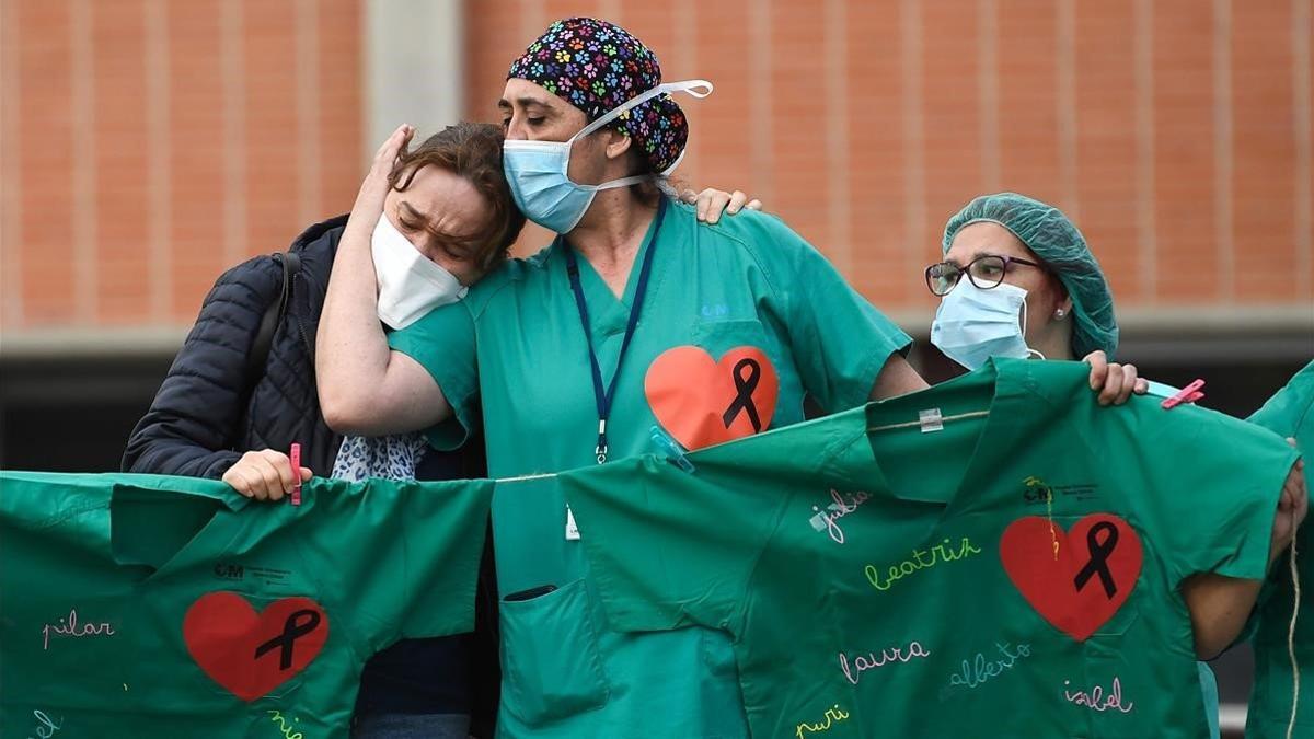Sanitarias lloran la muerte de un compañero por coronavirus en el Hospital Severo Ochoa de Leganés