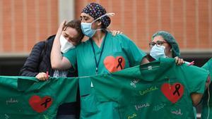 Sanitarias lloran la muerte de un compañero por coronavirus en el Hospital Severo Ochoa de Leganés 