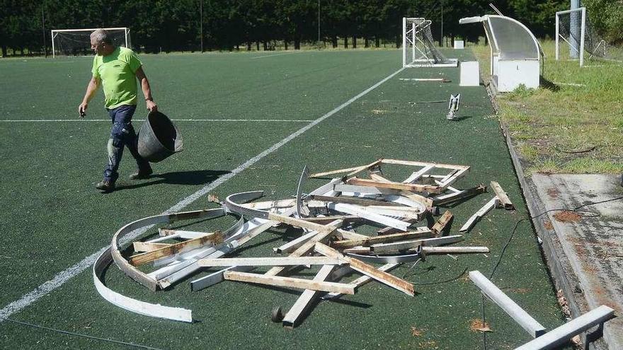 Inicio de los trabajos de desmantelación del campo de A Xunqueira. // Rafa Vázquez