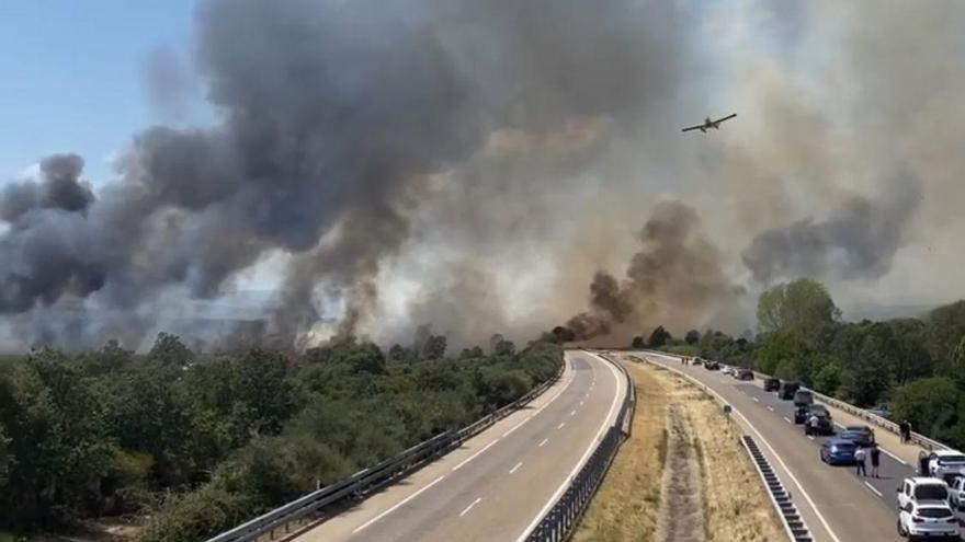 El incendio en Asturianos baja a nivel 0 y se restituye la circulación en la A-52