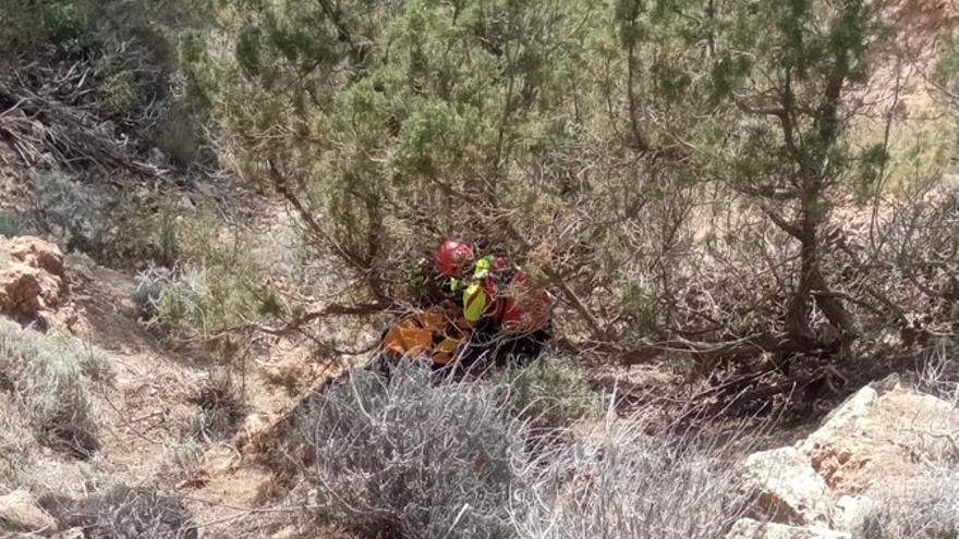 Los Bomberos de Ibiza rescatan a dos excursionistas perdidos en un terreno peligroso en ses Balandres