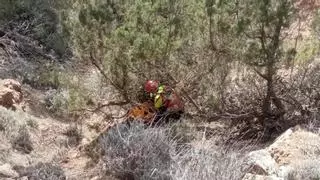 Los bomberos de Ibiza rescatan a dos excursionistas perdidos en un terreno peligroso en ses Balandres