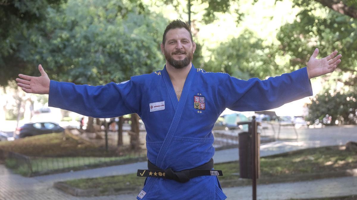 El judoca checo Lukas Krpalek posando en las afueras del Pabellón Félix Santana Santana.