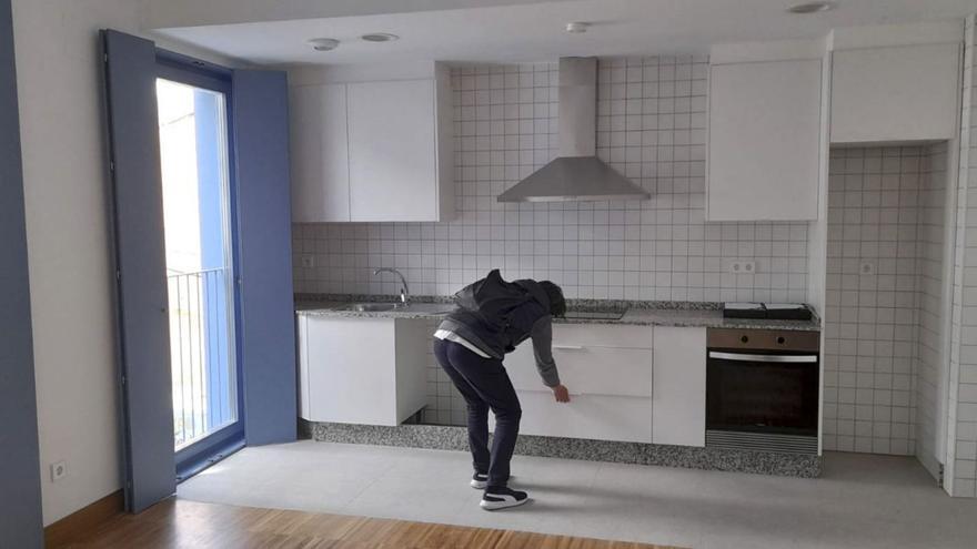 Una adjudicataria visitando una vivienda de promoción pública en el casco viejo. | Iñaki Osorio