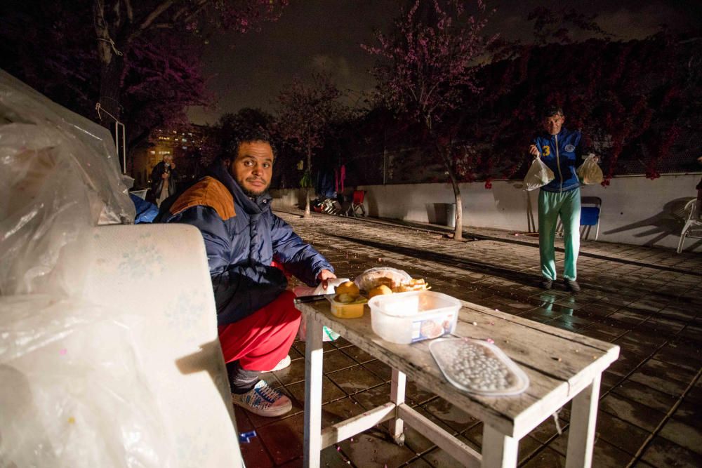 Cientos de personas sin techo sobreviven a la pandemia gracias a la solidaridad.