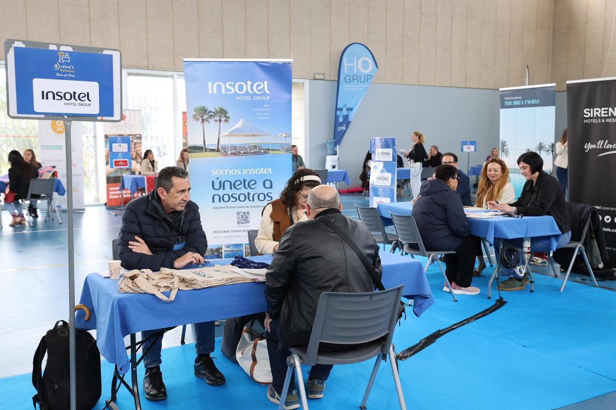 Cerca de 350 personas participan en la feria de empleo de Sant Antoni