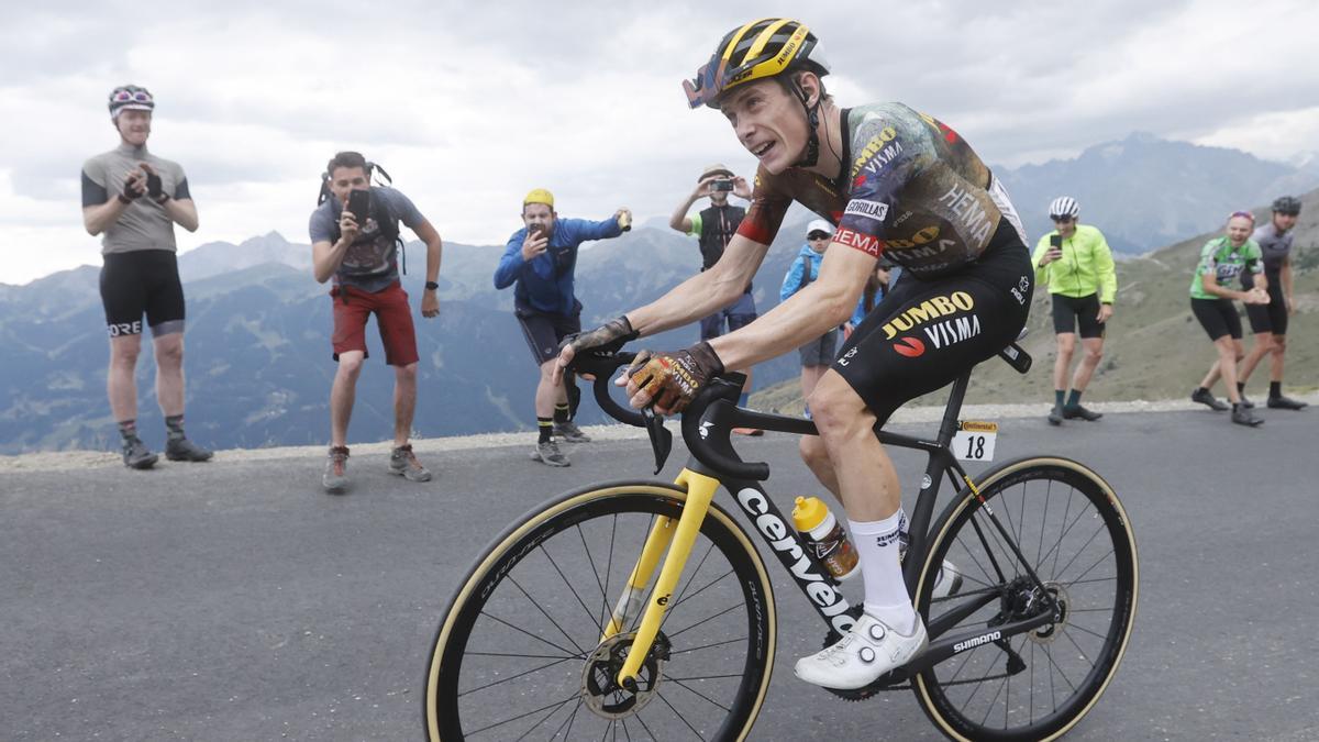 Jonas Vingegaard de Jumbo Visma en acción durante la 11ª etapa del Tour de Francia 2022 a lo largo de 151,7 km desde Albertville hasta el Col du Granon Serre Chevalier.