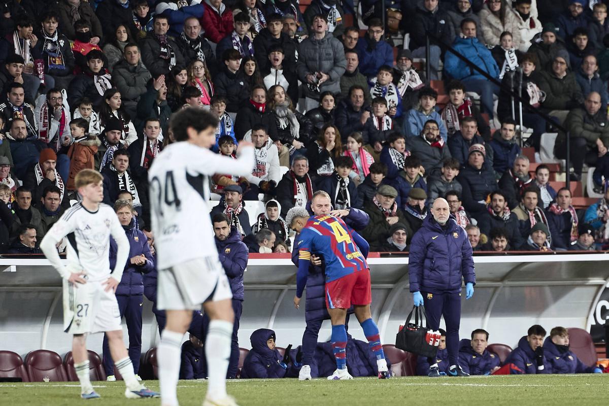 Araujo acude a abrazarse a Flick tras marcar el 0-2.