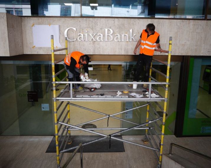 Así se ha puesto el nuevo nombre de CaixaBank en el edificio de Pintor Sorolla