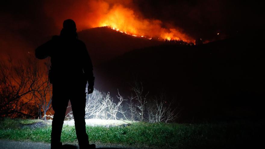 El viento alimenta la primera ola de incendios del año en Galicia en Baleira