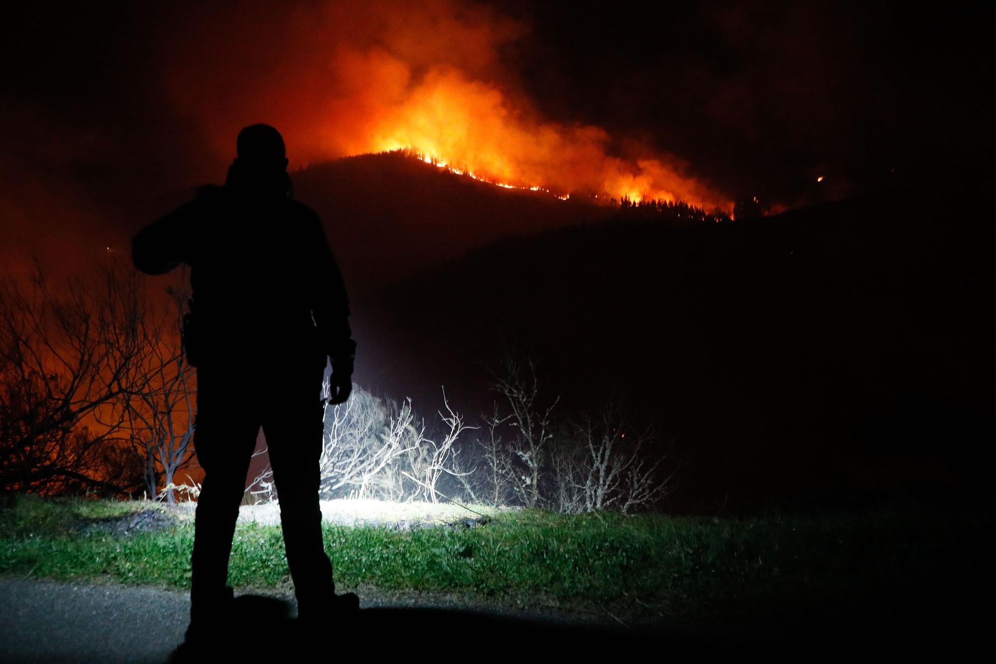 El viento alimenta la primera ola de incendios del año en Galicia en Baleira