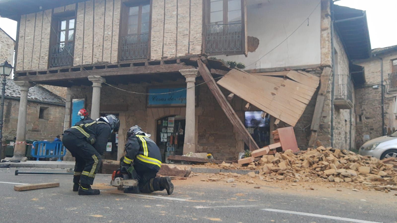 GALERÍA | Las imágenes del accidente contra una casa en Puebla de Sanabria