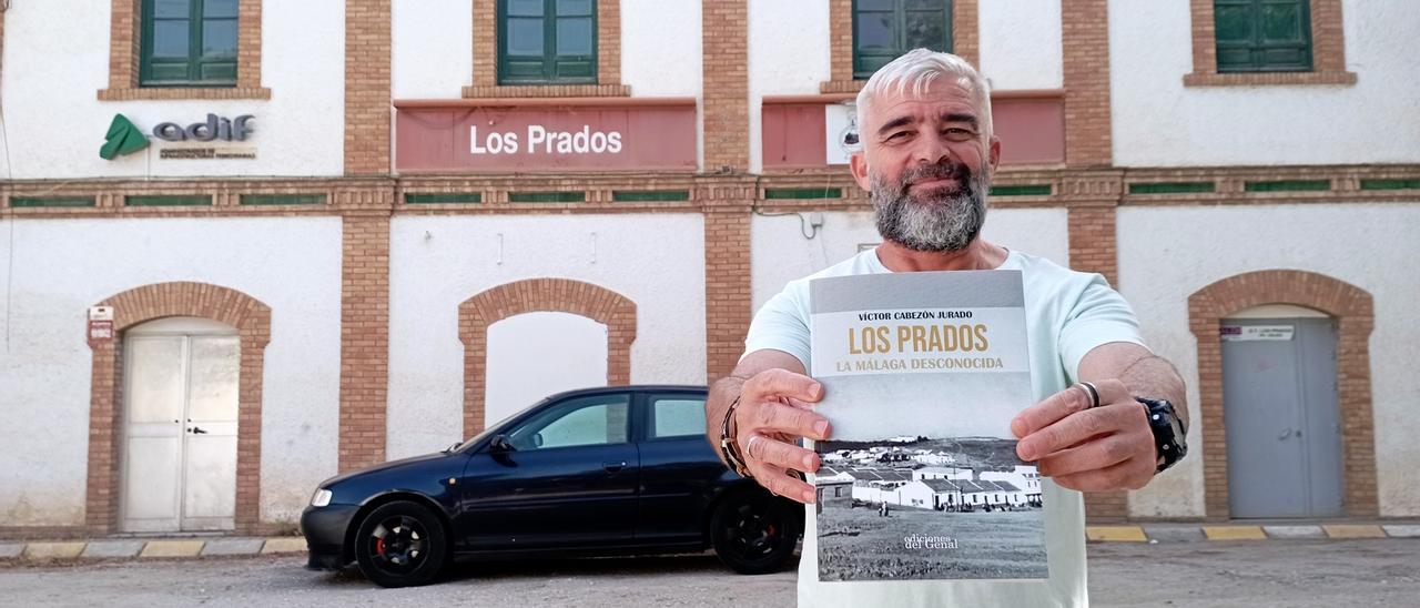 El escritor Víctor Cabezón Jurado, esta semana con su obra, delante de la antigua estación de tren de Los Prados.