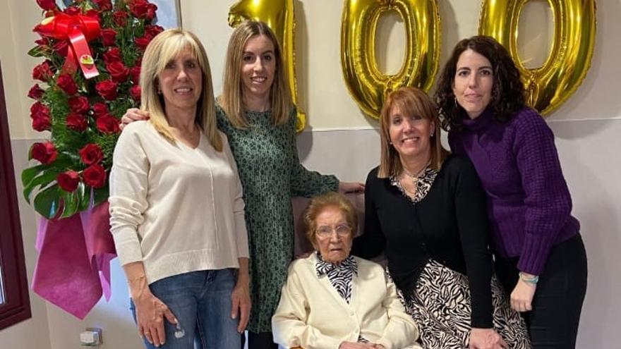 Lidia Hernández Manzano con dos hijas y dos nietas