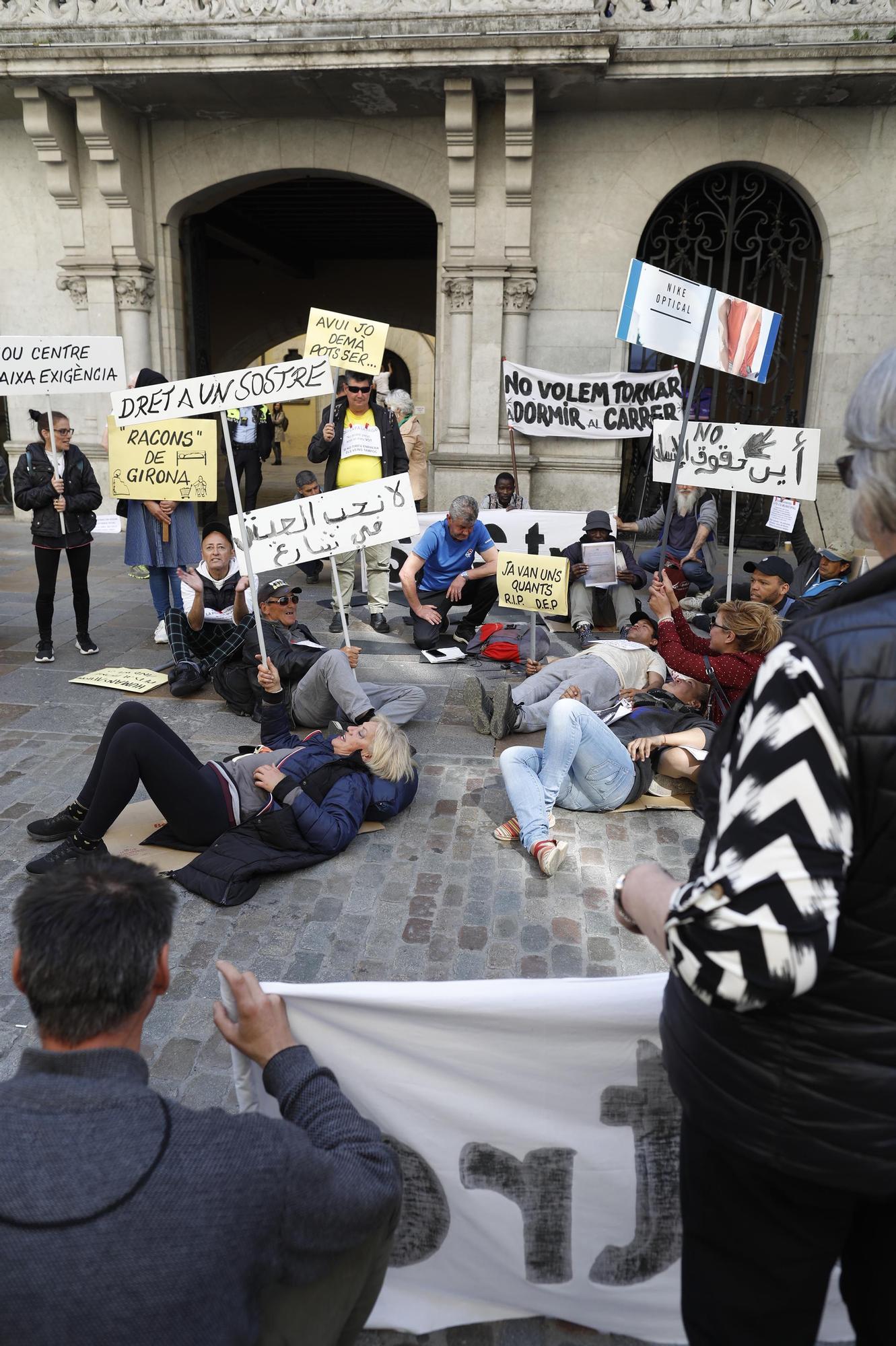 Les persones sense llar es concentren davant l'Ajuntament de Girona per reclamar «un sostre digne»