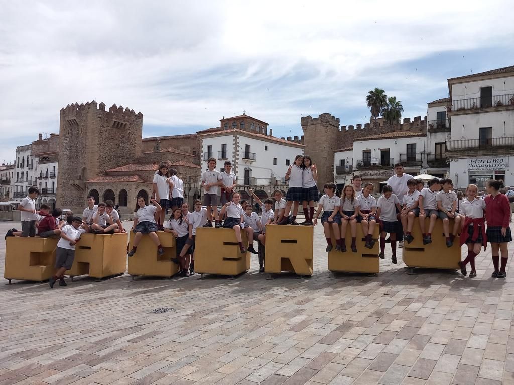 Los escolares visitan a la patrona de Cáceres