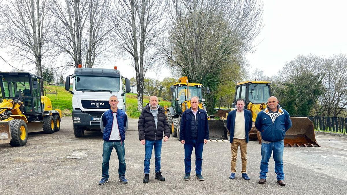 El presidente de Terras de Deza, José Crespo, con los nuevos operarios de la entidad.
