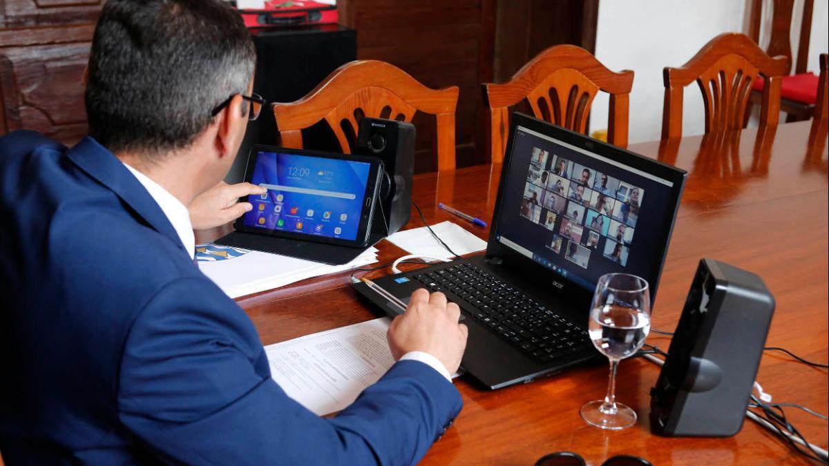 El alcalde de Teguise durante la celebración del pleno telemático