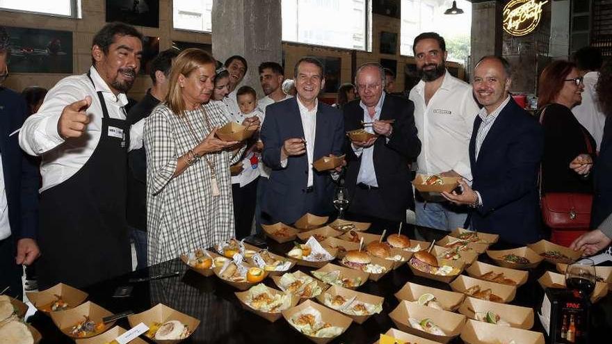 Silva, Caballero, Suárez-Llanos y Regades, ayer con algunos de los chefs del festival. // R. Grobas