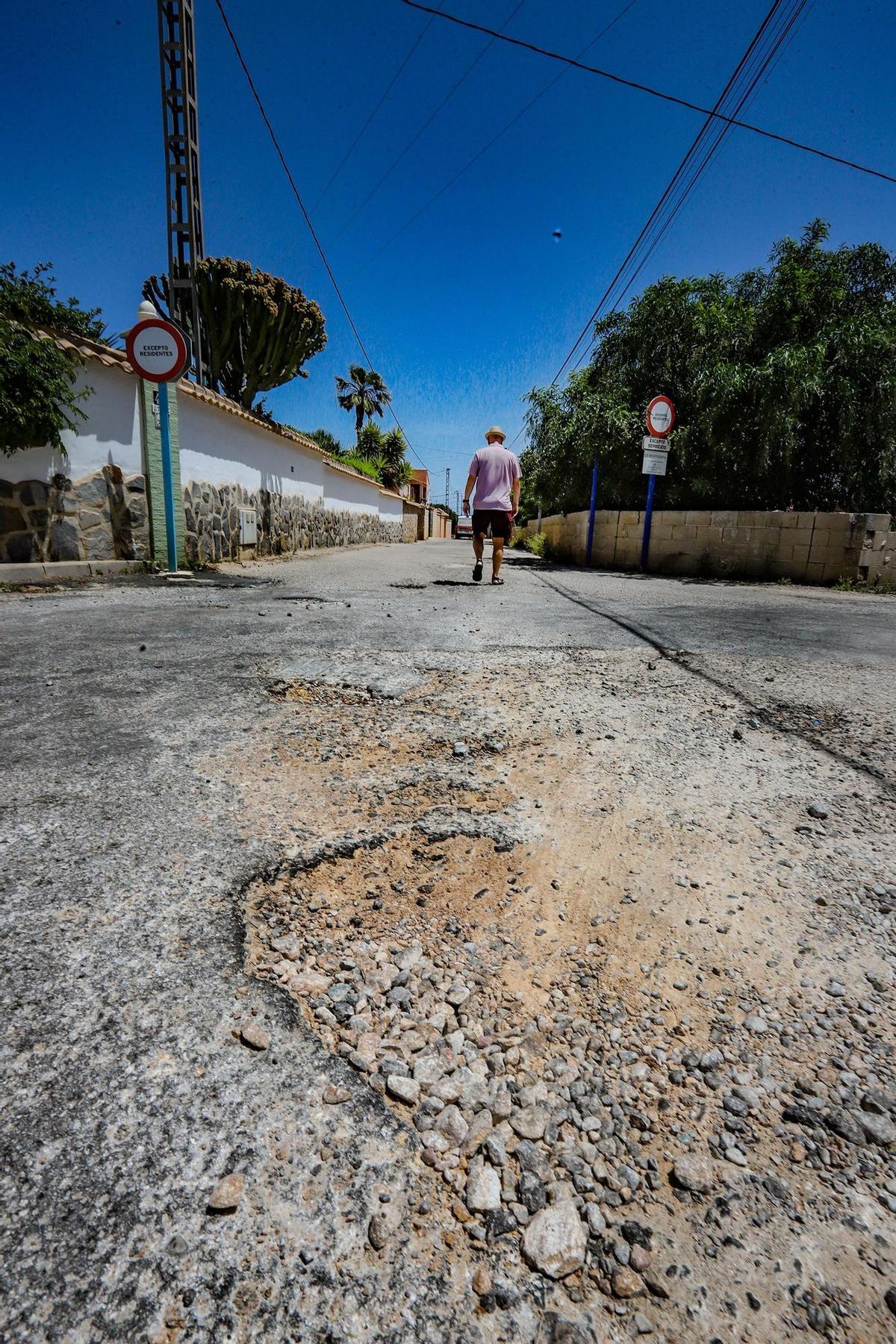 Vecinos denuncian numerosos desperfectos en el asfaltado de las calles del litoral