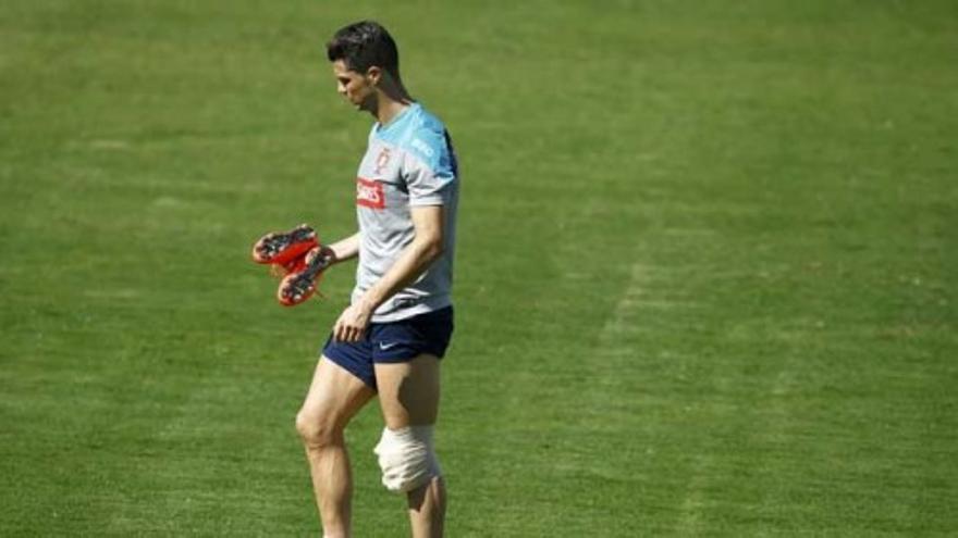 Cristiano Ronaldo se retira del entrenamiento con hielo en la rodilla