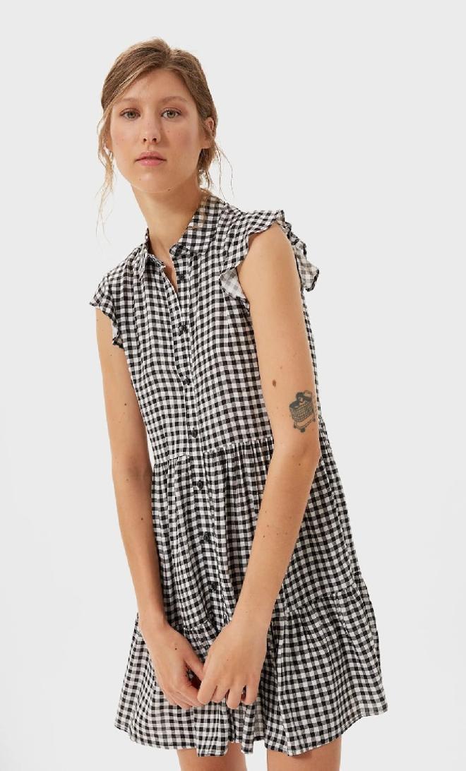 Vestido camisero con volantes en las mangas de cuadros 'vichy', de Stradivarius