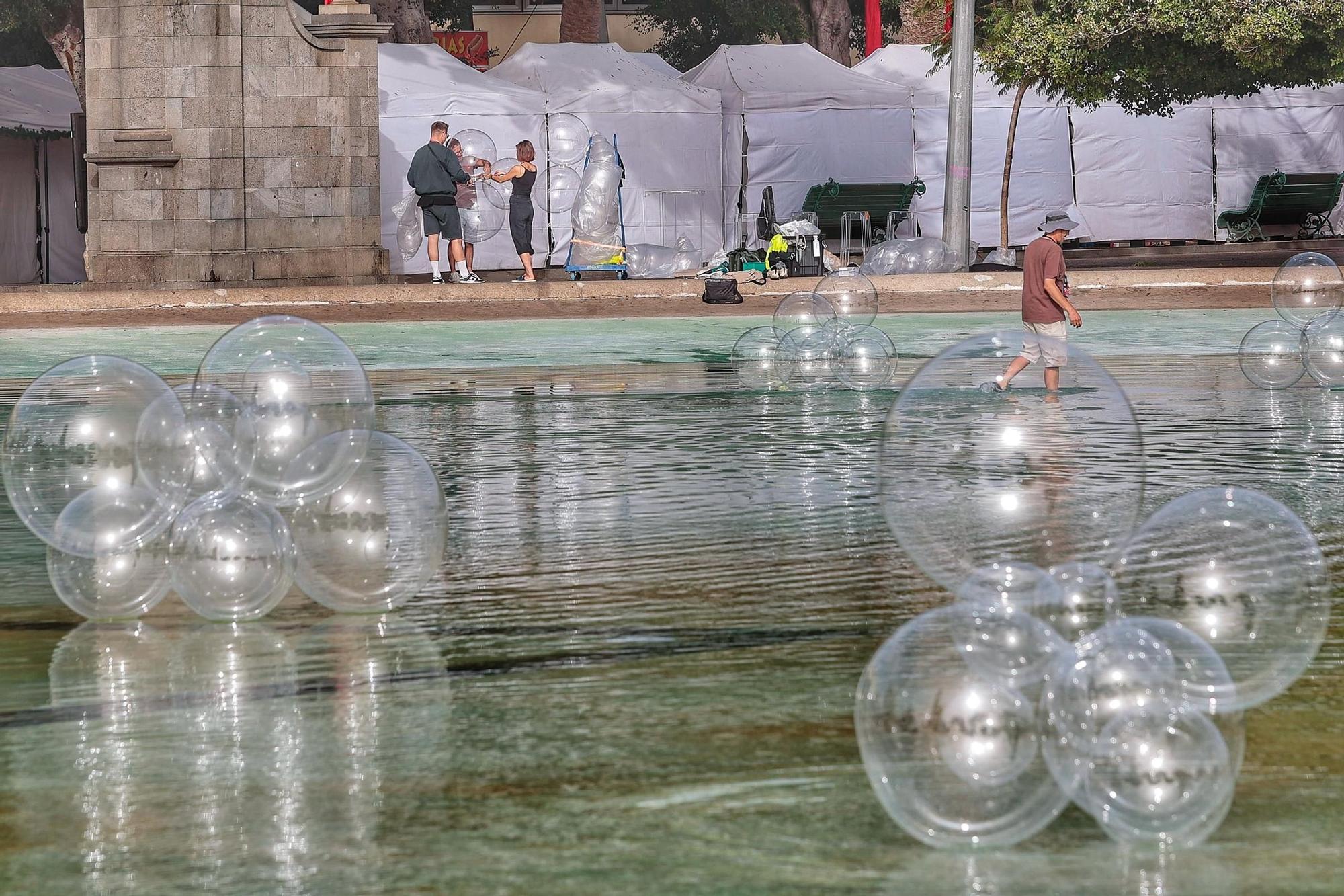 Burbujas gigantes en el lago de la plaza de España
