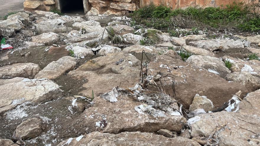 Invasión de toallitas higiénicas en un barranco de Nules