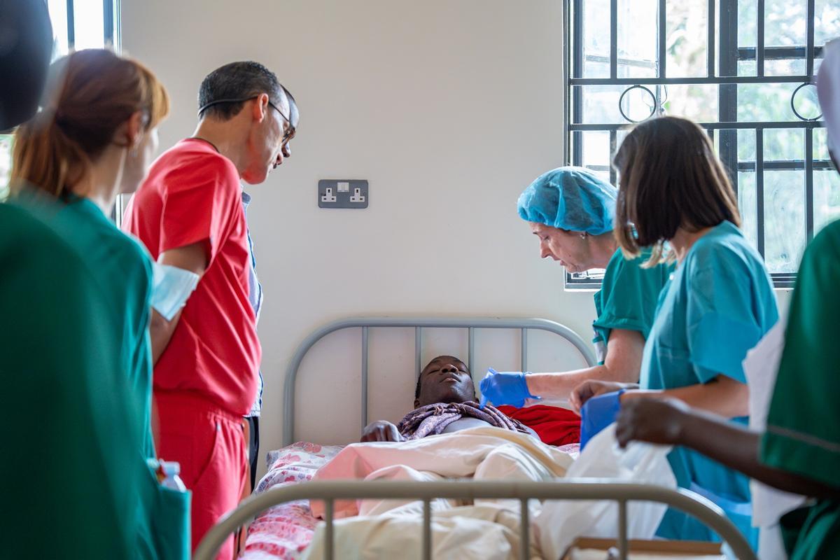 El cirujano malagueño César Ramírez visita a un pacientes tras la operación.
