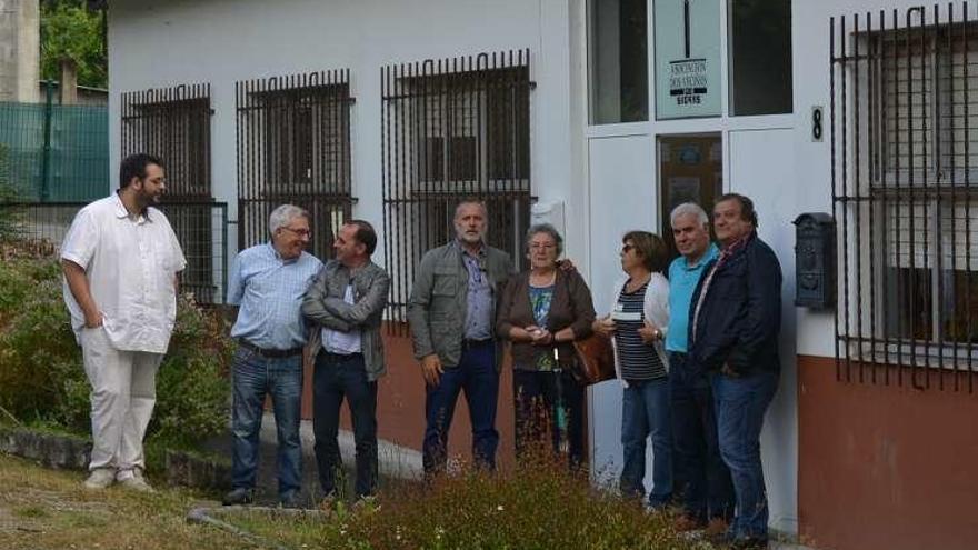 Concejales del Gobierno con vecinos, ayer, ante el local de Sigrás.