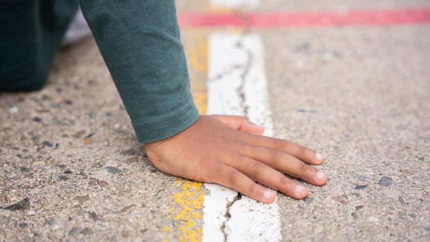 Un nen a la pista d'una escola a Catalunya.